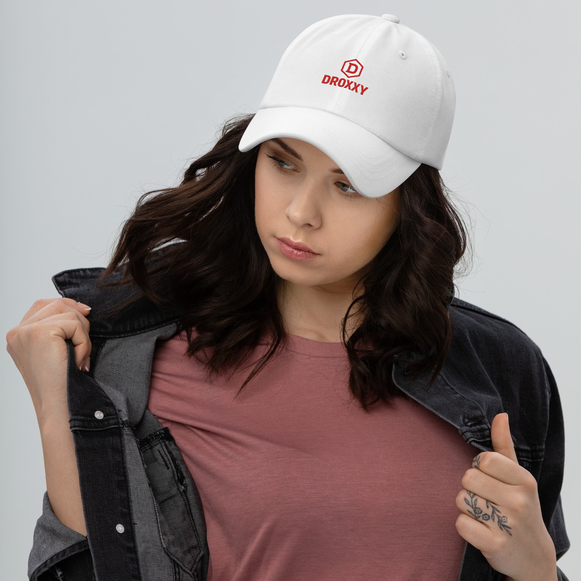 Čepice DROXXY – DROXXY Classic Dad Cap – kšiltovka s červeným logem | Streetwear doplněk s originálním potiskem