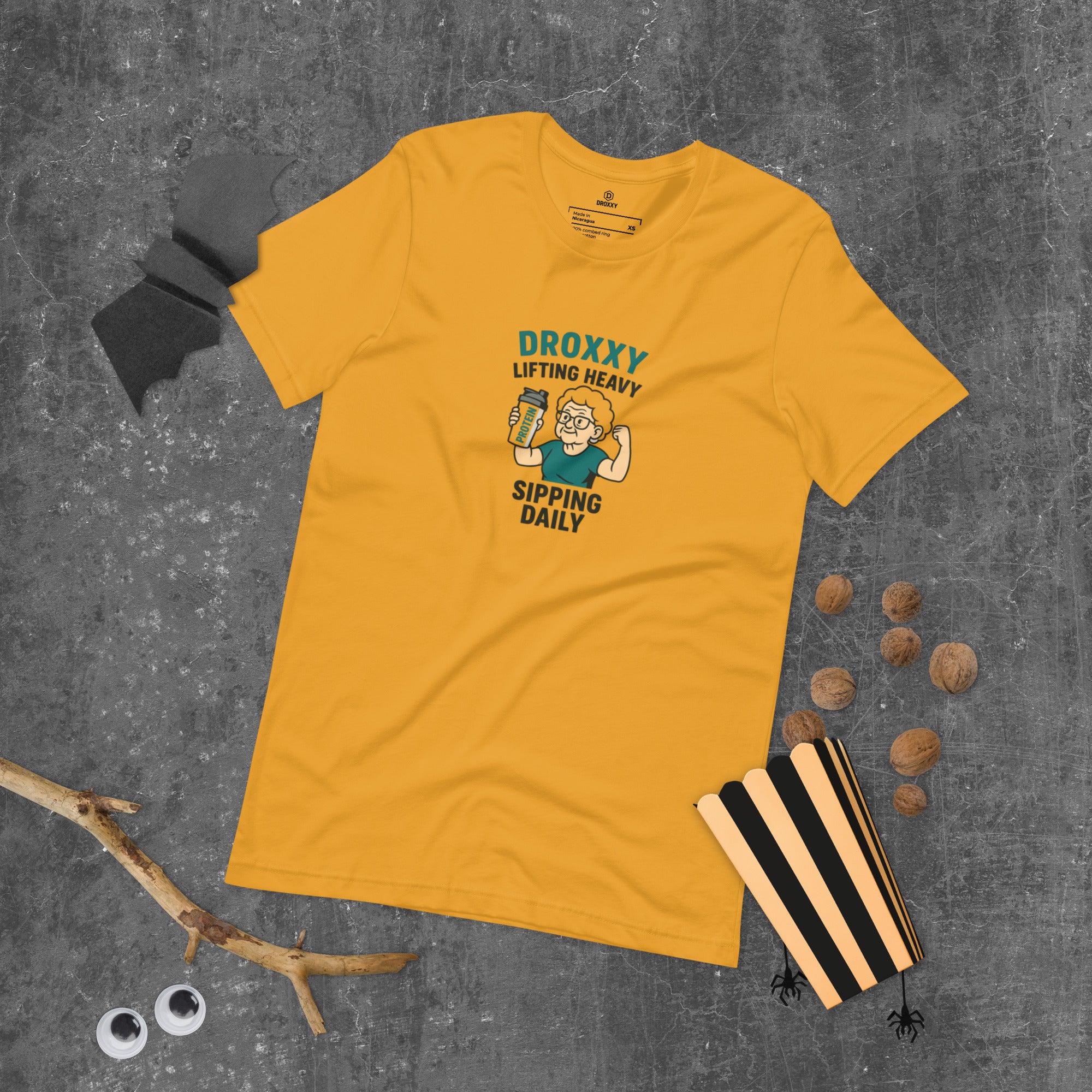 Tričko DROXXY – Unisex tričko DROXXY – Lifting Heavy, Sipping Daily | Originální streetwear